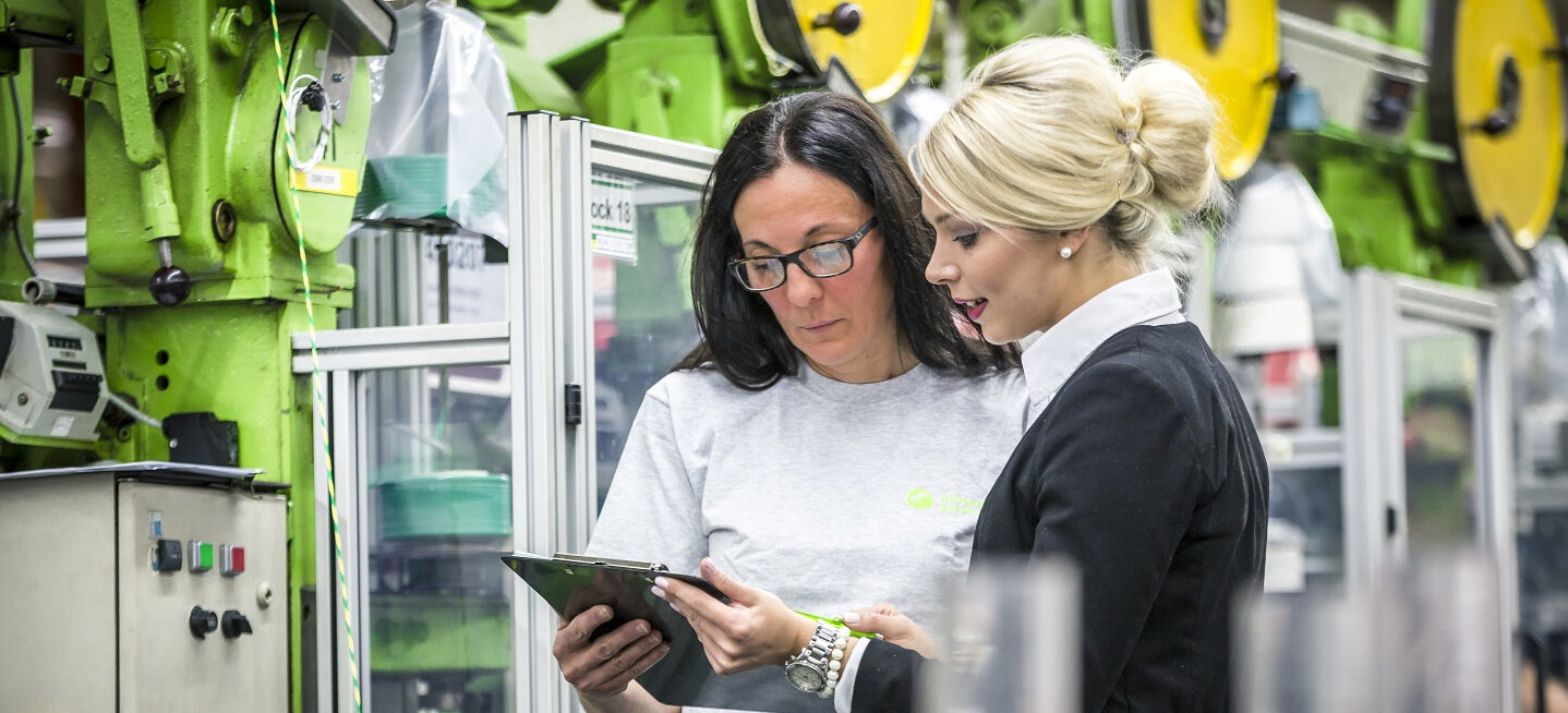 Quereinsteigerin erhält eine Einweisung durch persönliche Ansprechpartnerin in einer Produktionsstätte