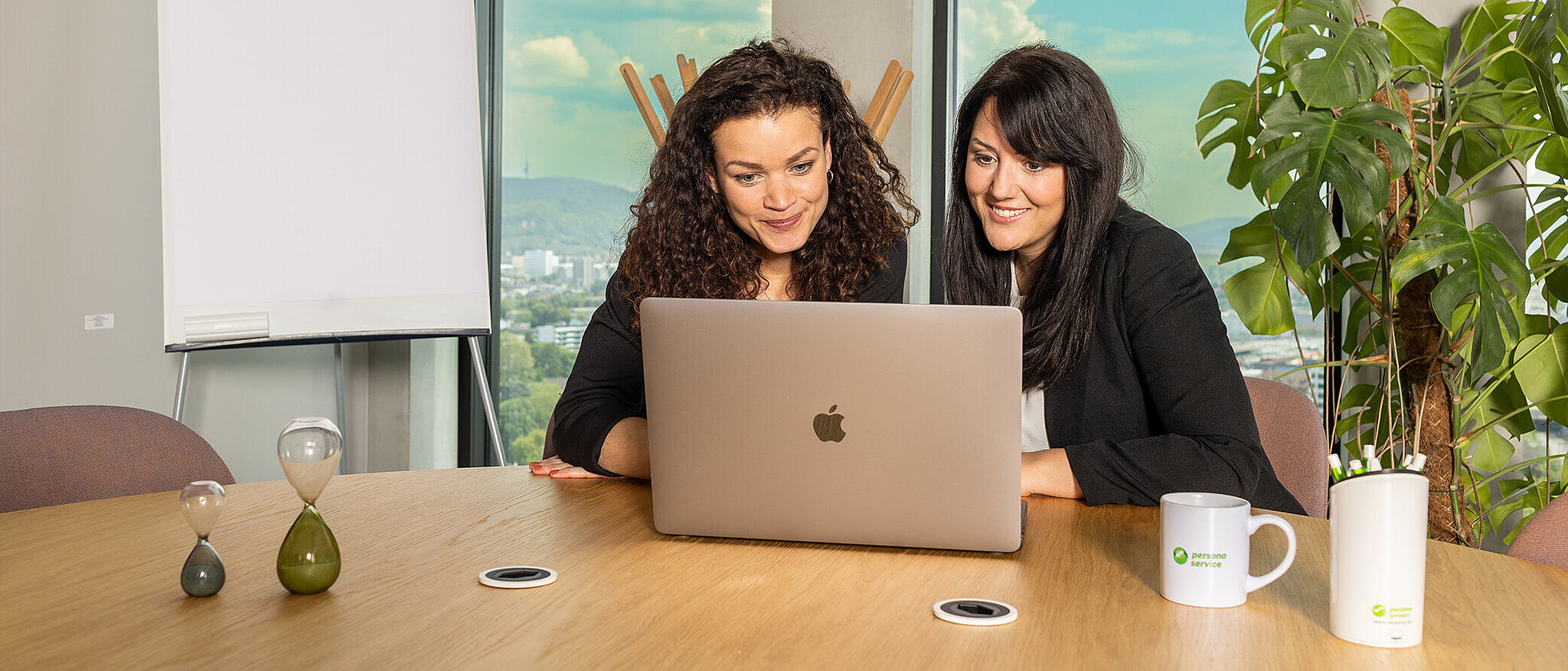 Mitarbeiterinnen von persona service Schweiz am Laptop