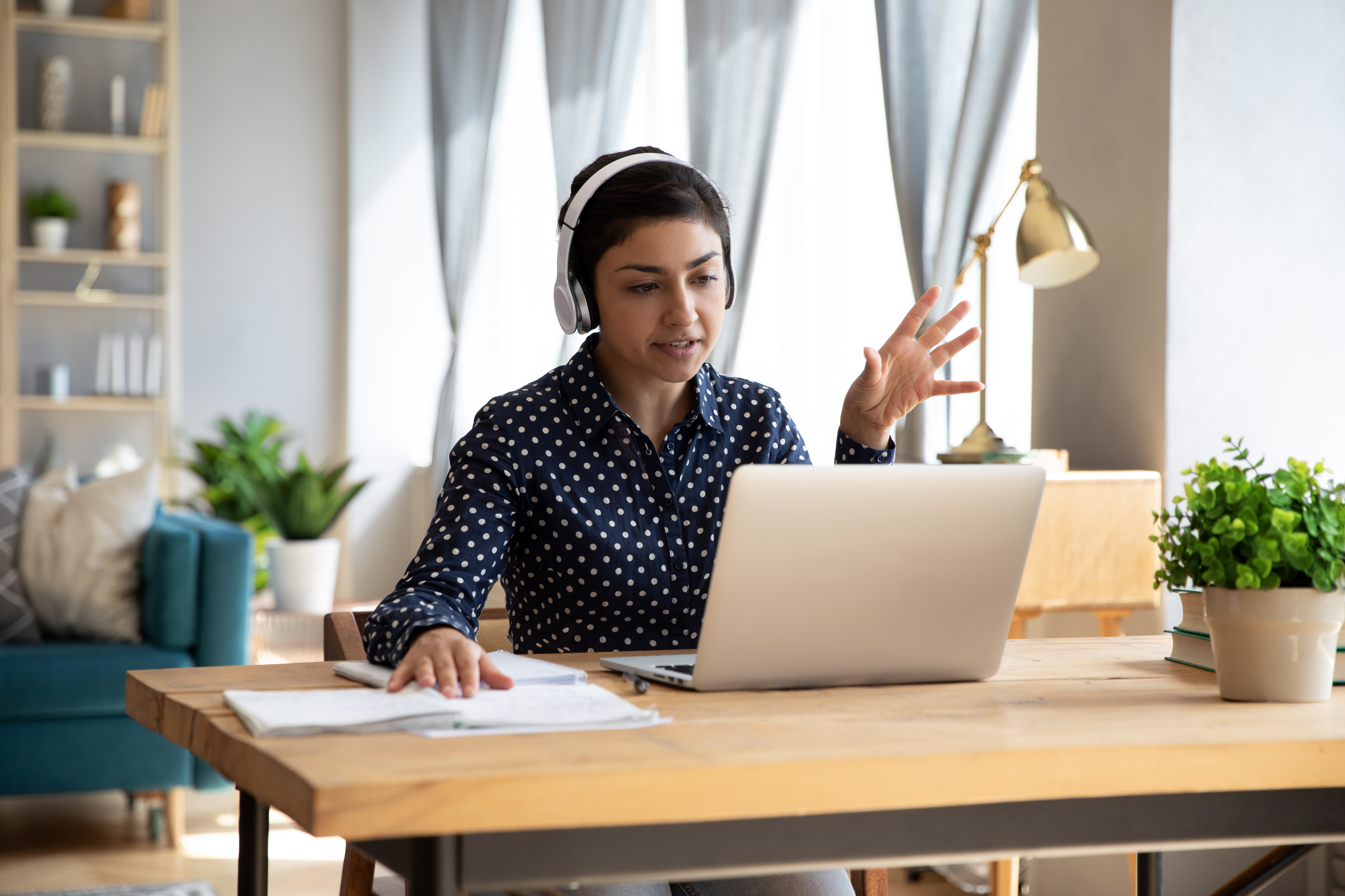 junge Frau im mobilen Arbeiten mit Laptop und Headset