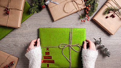 Wichtelgeschenke werden eingepackt
