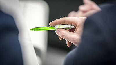 Person mit Stift in der Hand