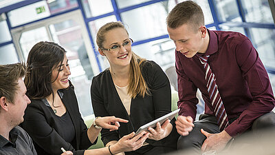 Gruppe aus jungen Arbeitskollegen