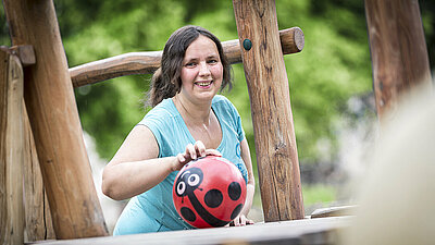 Entspannte Frau mit Ball