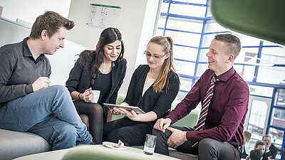 Gruppe junger Mitarbeiter mit Tablet