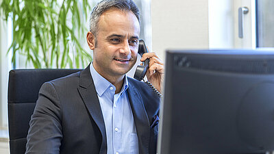 Mann beim Telefoninterview