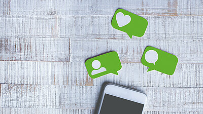 Smartphone mit Messenger-Symbolen