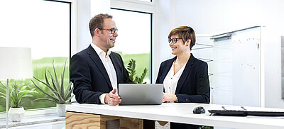 Mann und Frau im Beratungsgespräch mit Laptop