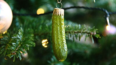 Saure Gurke als Anhänger am Christbaum