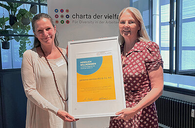 Brigitte Booke nimmt Charta der Vielfalt-Urkunde entgegen