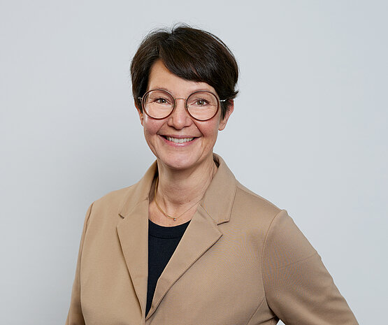 Karin Otterbach-Rothe vor grauem Hintergrund