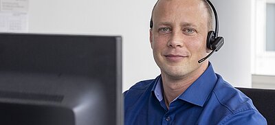 Porträt von Contracting-Ansprechpartner Christian Altmann mit Headset